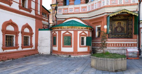 Церковный двор