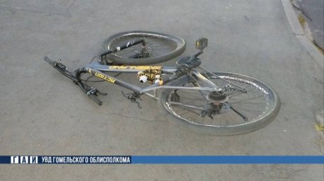 Потерял управление и врезался в пешехода и автобус. В Калинковичах госпитализировали 12-летнего велосипедиста