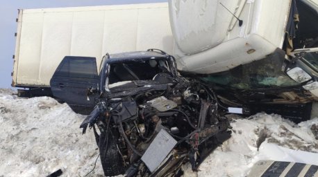 Фура и легковушка столкнулись в Речицком районе: двух человек увезли в больницу