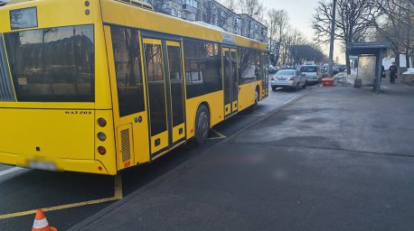 В Минске пенсионерку зажало дверями автобуса, она оказалась под колесами