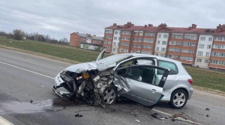 Легковушка столкнулась с фурой в Оршанском районе, оба водителя в больнице Легковушка столкнулась с фурой в Оршанском районе, оба водителя в больнице