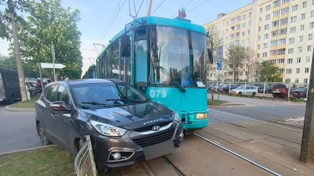 В Минске легковушка врезалась в трамвай