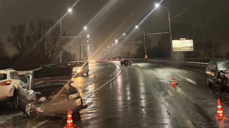 Водитель не справилась с управлением и врезалась в несколько машин в Бресте