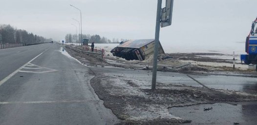 Два человека пострадали при столкновении грузовика и микроавтобуса в Слуцком районе