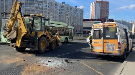 В Минске столкнулись маршрутка и погрузчик, пострадал пассажир