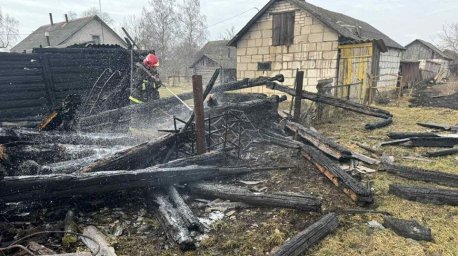 Из-за непотушенного окурка загорелась трава и пострадали хозпостройки в Сморгонском районе