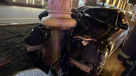 Водитель легковушки в Минске не справился с управлением и врезался в столб