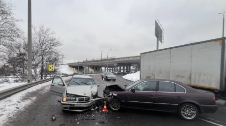 Выехал на встречку и столкнулся с двумя легковушками. В Минске в ДТП пострадали пассажирки