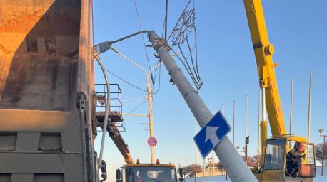 Грузовик зацепился за контактную линию и повредил осветительную мачту в Минске