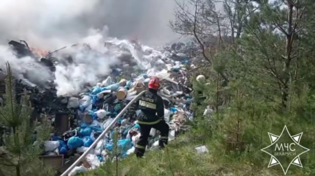 Спасатели ликвидируют загорание на полигоне твердых бытовых отходов в Несвижском районе