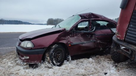 В Островецком районе легковушка столкнулась с грузовиком, ее водитель в больнице