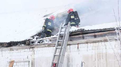 В Бобруйском районе спасатели потушили возгорание 600 кв.м кровли здания