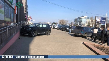 Заклинило педаль газа. В Минске легковушка въехала в припаркованное авто и врезалась в здание