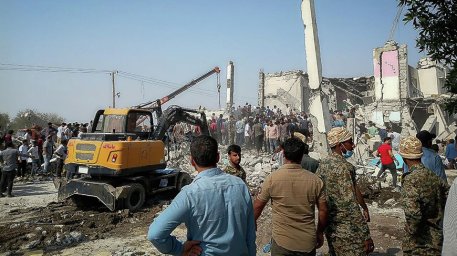 Число погибших при ударе по школе в Иране достигло 85 человек