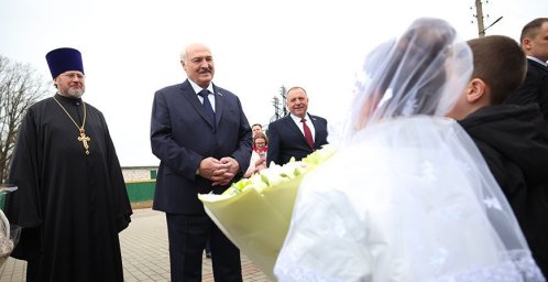 Лукашенко на Пасху приехал в храм Святителя Николая Чудотворца в Шкловском районе