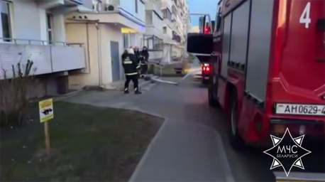 В Гродно при пожаре в многоэтажке работники МЧС спасли мужчину