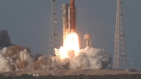 NASA запустило корабль Orion с астронавтами к Луне NASA запустило корабль Orion с астронавтами к Луне