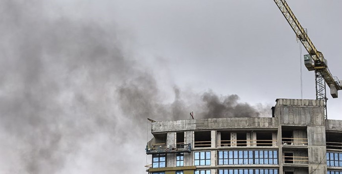 В Минске загорелась кровля строящегося здания на ул. Леонида Левина, спасатели выехали на место происшествия 0