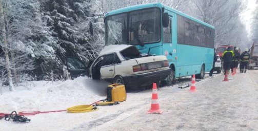 В Полоцком районе легковушка на встречке врезалась в автобус, погибли двое человек