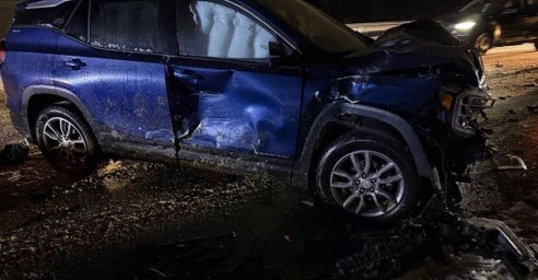 В Дзержинском районе занесло буксируемую легковушку, водитель получил травмы