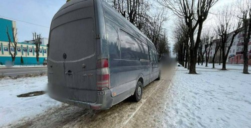 В Барановичах микроавтобус, сдавая назад, наехал на пенсионерку