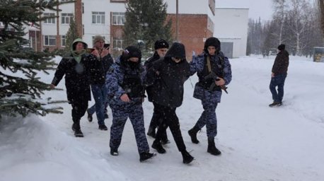 Девятиклассник открыл стрельбу в гимназии Уфы Девятиклассник открыл стрельбу в гимназии Уфы