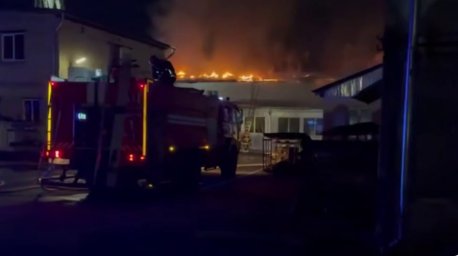 В Молодечно горел цех: для ликвидации пожара были задействованы 10 единиц техники МЧС