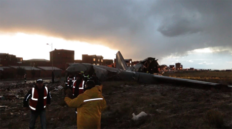 При крушении военного самолета в Боливии погибли 15 человек При крушении военного самолета в Боливии погибли 15 человек