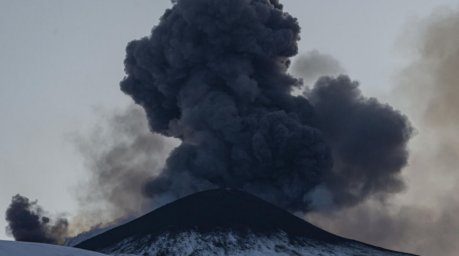 Новая фаза активности вулкана Этна на Сицилии привела к выбросу лавы на высоту 400 м