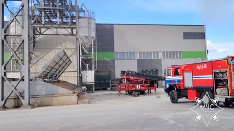 Спасатели ликвидировали пожар в цехе завода в Минском районе