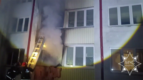 Работники МЧС спасли 11 человек при ночном пожаре в Минске Работники МЧС спасли 11 человек при ночном пожаре в Минске