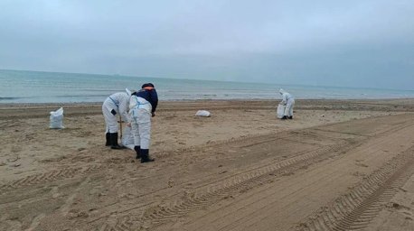 В Анапе после шторма убирают выбросы мазута на побережье