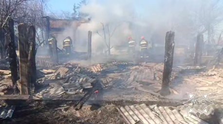 Спасатели ликвидировали загорание нескольких строений в Брагинском районе