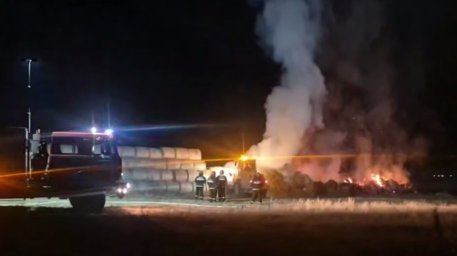 Огонь уничтожил 20 тонн соломы в одном из хозяйств Слуцкого района Огонь уничтожил 20 тонн соломы в одном из хозяйств Слуцкого района