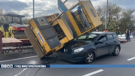 В Минске каток упал с тягача на легковушку
