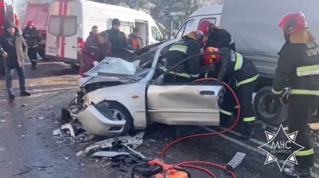 Спасатели деблокировали из авто двух женщин после ДТП в Любанском районе