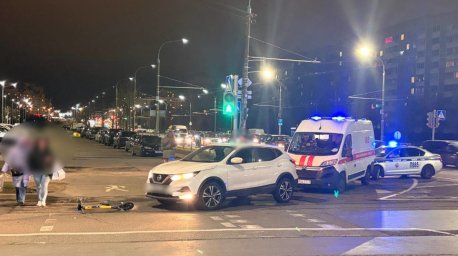 Две несовершеннолетние девушки на одном СПМ попали под колеса легковушки в Минске