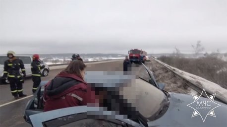 Спасатели деблокировали мужчину, зажатого в машине после ДТП с грузовиком в Могилевском районе