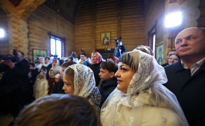 Лукашенко зажег пасхальную свечу в одном из деревенских храмов 0