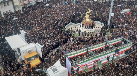 Тысячи людей вышли на улицы иранского Минаба, где прошло прощание с погибшими школьницами