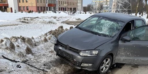 В Витебске МАЗ столкнулся с легковушкой, она вылетела на тротуар и сбила мужчину