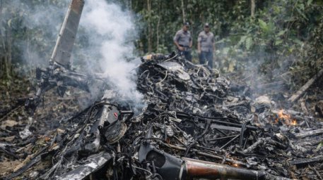 Пропавший в Индонезии вертолет разбился, все находившиеся на борту погибли