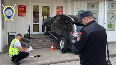 В Молодечно автомобиль сбил женщину и заехал на ступеньки магазина. В СК рассказали про обстоятельства резонансного ДТП В Молодечно автомобиль сбил женщину и заехал на ступеньки магазина. В СК рассказали про обстоятельства резонансного ДТП