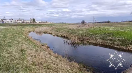 Мужчина едва не утонул в реке в Слонимском районе, на помощь пришли спасатели