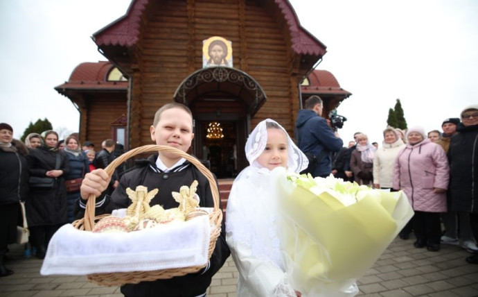 Лукашенко на Пасху приехал в храм Святителя Николая Чудотворца в Шкловском районе 0