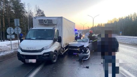 Под Минском автомобиль врезался в стоящий грузовик. Пострадал ребенок