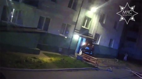 Работники МЧС спасли мужчину при пожаре в Березе