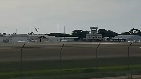 В Австралии легкомоторный самолет врезался в ангар и загорелся: погибли два человека, 10 ранены