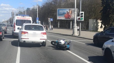 Мотоцикл врезался в легковушку на пр.Независимости в Минске