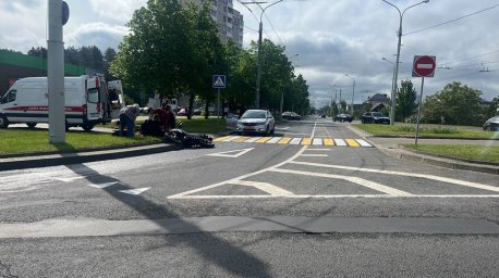 В Минске мотоциклист не справился с управлением и упал на проезжую часть